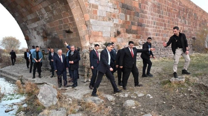 Vali Çiftçi, Köprüköy’de incelemelerde bulundu