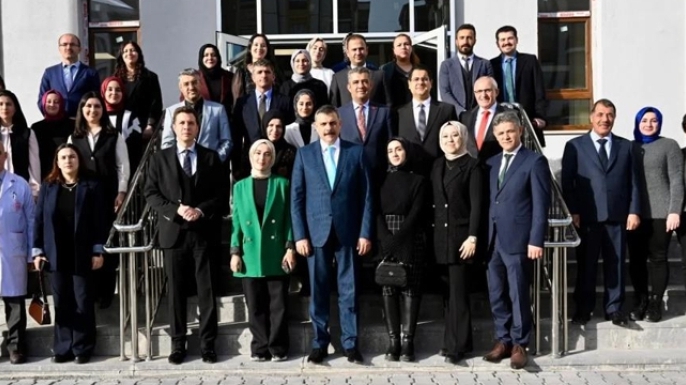 Vali Çiftçi öğrenci ve öğretmenlerle buluştu