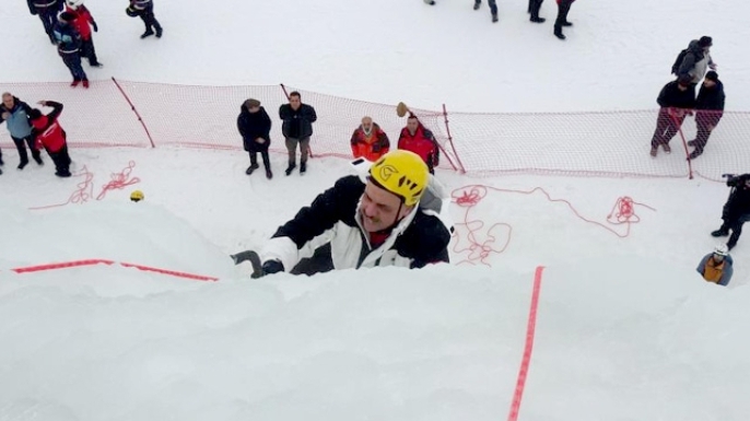 Vali Çiftçi, yapay buz duvarına tırmandı