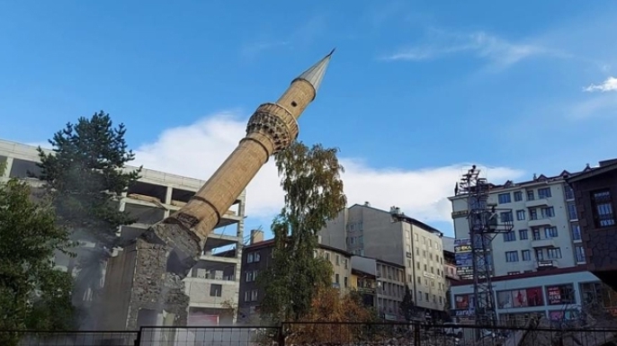 Yukarı Mumcu Camii yerle bir oldu