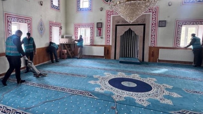 Yükümlüler camileri temizledi